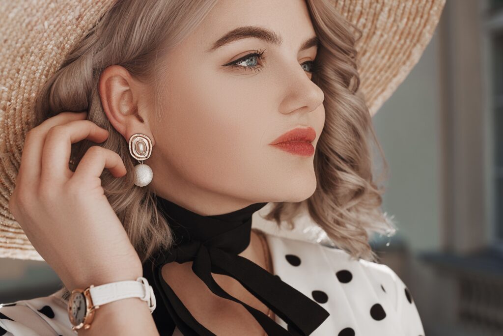10 ways to coordinate earrings with your outfit