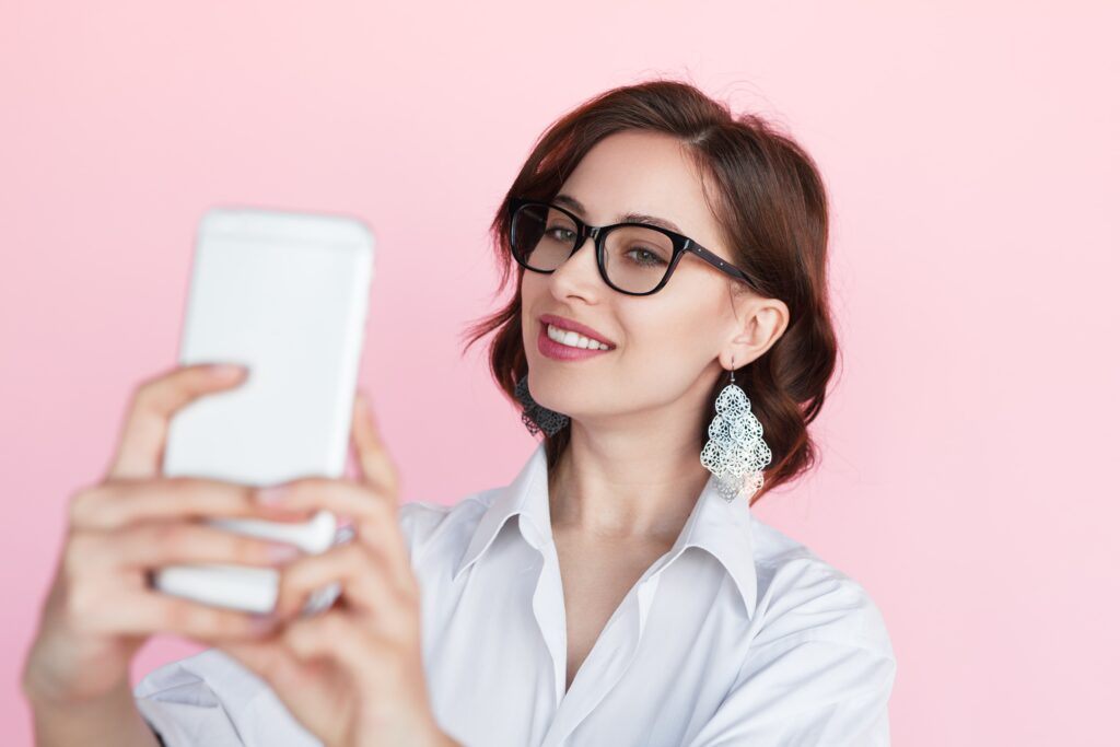 How virtual try-ons help you buy earrings online
